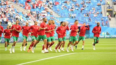 لاعبو المغرب يؤدون عمليات الإحماء قبل مواجهة إيران (صور)