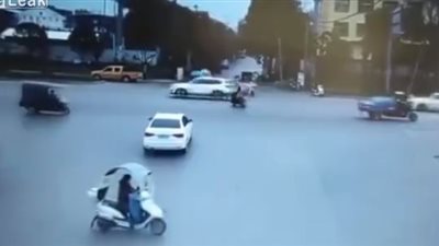 امرأة تتجاهل إشارة المرور وتتعرض لحادث دهس (فيديو)