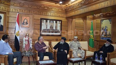 بالصور.. محافظ المنيا يزور المطرانية ويلتقي الأنبا مكاريوس
