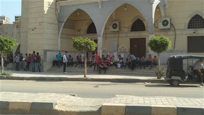 طلاب الثانوية بميت غمر يفترشون سلالم المساجد بمحيط اللجان (فيديو)
