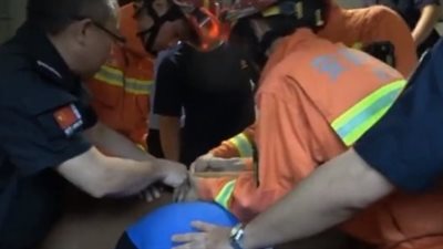 لحظة إنقاذ مراهق حشر رأسه في مقعد التدليك (فيديو)