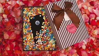 بالصور.. شاب يقدم هاتف آيفون لشقيقته يشعل «فيس بوك»