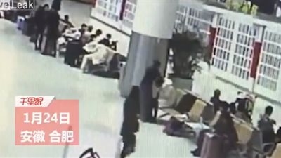 شجار بين سيدتين في مطار هيفي شينكياو بالصين على مقعد الطائرة (فيديو)