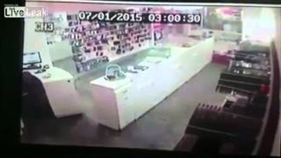 بالفيديو.. لحظة مهاجمة شرطي لـ3 لصوص حاولوا سرقة متجر