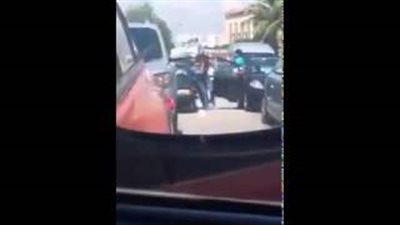 بالفيديو.. «علقة ساخنة» لرجل ركل سيارة آخر