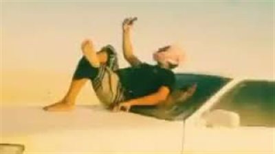 بالفيديو.. شاب يخاطر بحياته من أجل تحدي المرور