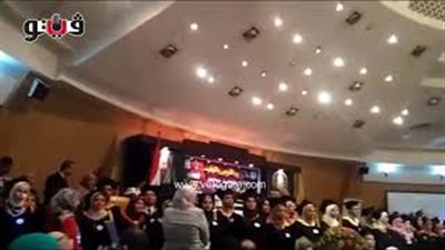 طلاب «تربية حلوان» يؤدون قسم المعلم (فيديو)