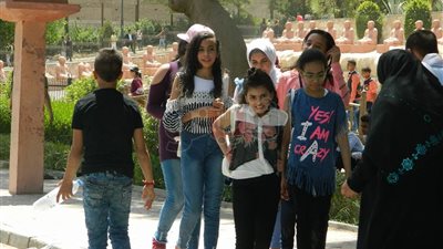 توافد كبير على الحديقة اليابانية في أول أيام العيد (صور)