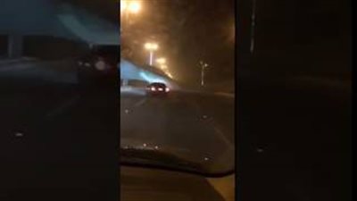 بالفيديو.. عاصفة قوية تعلق سيارة في الهواء بالسعودية