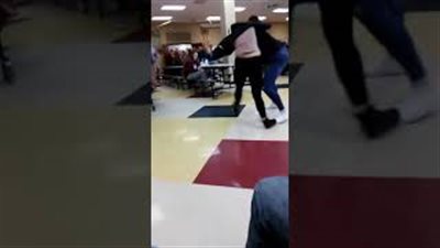 مشاجرة عنيفة بين فتاتين داخل المدرسة (فيديو)
