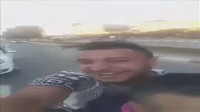 بالفيديو.. لحظة تعرض شابين لحادث سير مروع