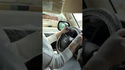 بالفيديو.. امرأة تقود سيارة بزي رجل تثير استياء السعوديين