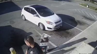 ضابط ينقذ مسنة سقطت أسفل سيارتها وكادت أن تدهس (فيديو)