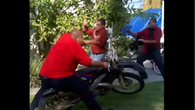 نهاية مؤلمة لرجل استعرض مهاراته في قيادة دراجة نارية (فيديو)