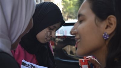 ضحايا امتحاني الفيزياء والتاريخ للثانوية العامة.. إصابة طالبتين بإغماء في بنها.. نقل مراقب وطالب إلى المستشفى لإصابتيهما بأزمة قلبية في بني سويف.. كفر الشيخ 