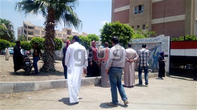 توافد أولياء الأمور على اللجان بالغربية لاستقبال أبنائهم (صور)