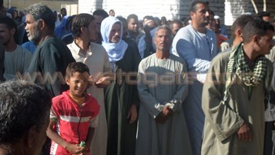 بالفيديو والصور.. الأهالي يشيعون جثمان شهيد المنيا بحضور قيادات الأمن