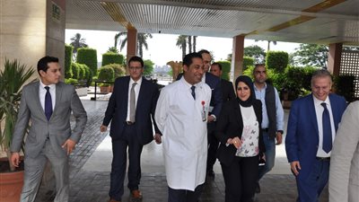 وزيرة الصحة توفر سرير رعاية مركزة لمريضة خلال جولتها في العيد