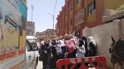 استياء طلاب الأقصر من الفيزياء والتاريخ.. و7 طالبات يؤجلن الامتحان (صور)