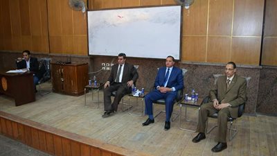 رئيس جامعة سوهاج يبحث مشكلات طلاب برامج اللغات بكلية الآداب (صور)