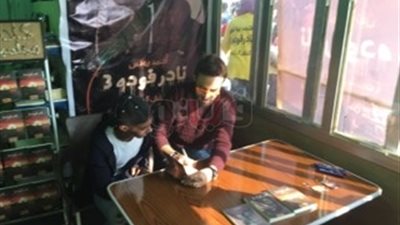 للعام الثاني.. زحام في معرض الكتاب بسبب أحمد يونس (صور)