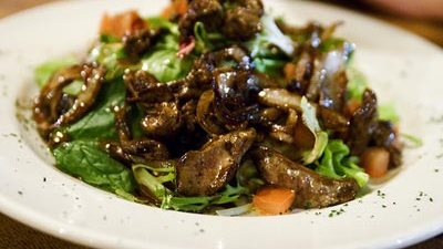 سلطة كبدة الدجاج بصوص الخردل والخبز المحمص بطريقة راشيل كارتر