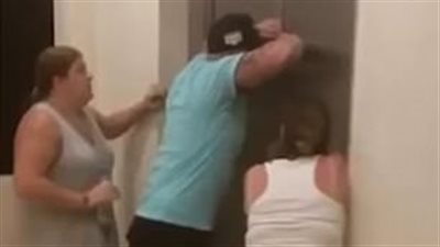 بالفيديو والصور.. سائحون يسبون موظفي فندق لحبس أطفالهم بالمصعد