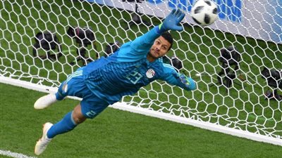 لحظة حصول «الشناوي» على جائزة رجل مباراة الأوروجواي