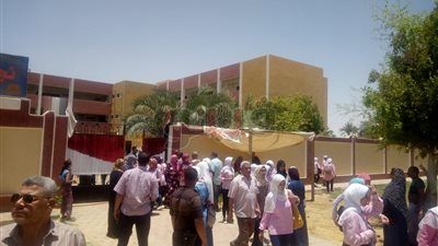 طلاب الثانوية بالوادي الجديد: «الفيزياء صعبة والتاريخ ألغاز» (صور)