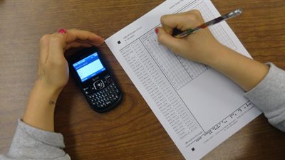 صفحات الغش تواصل اختراق منظومة امتحانات الثانوية العامة.. تداول امتحاني الفيزياء والتاريخ بعد نصف ساعة.. 10 جنيهات للسؤال و80 لامتحان التاريخ بأسيوط.. وإحالة مراقب للتحقيق بلجنة 