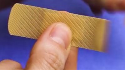 بالفيديو.. 12 مليون مشاهدة للطريقة الصحيحة لوضع اللاصق الطبي