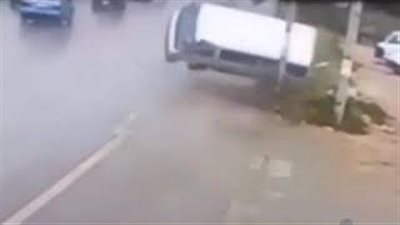 سائق يتعرض لحادث تصادم مروع على الطريق السريع (فيديو)