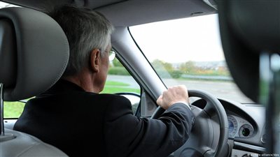 ضبط متقاعد سبعيني مارس الجنس مع ثلاثينية أثناء القيادة