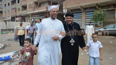 راعي كنيسة يوزع الحلوى على أطفال المسلمين بشبرا الخيمة