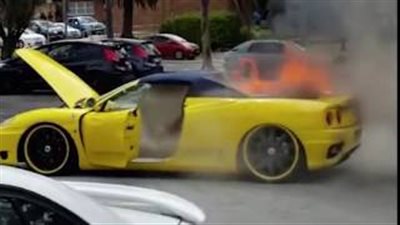 بالفيديو.. النيران تلتهم سيارة «رجل منحوس» الفارهة ويتعرض للسرقة