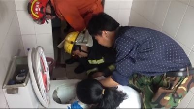 لحظة سحق رجال إطفاء لمرحاض  من أجل تحرير يد امرأة (فيديو)