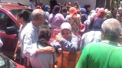 بكاء طلاب الثانوية بالإسكندرية بسبب صعوبة امتحاني الفيزياء والتاريخ (صور)