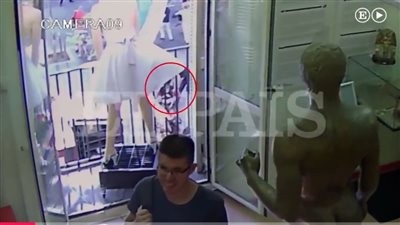 بالفيديو.. معجزة تنقذ طفلا من هجوم برشلونة