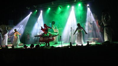 «شفيقة ومتولي».. عرض مسرحي للطلاب الوافدين بجامعة المنصورة (صور)