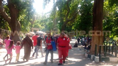 بالصور.. انتشار أفراد الهلال الأحمر في حديقة الحيوان