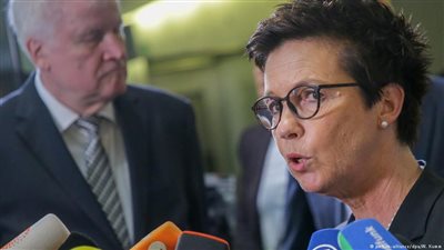 وزير داخلية ألمانيا يقيل رئيسة المكتب الاتحادي للهجرة واللاجئين