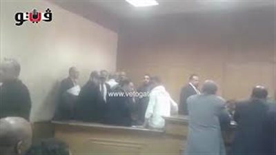 محافظ المنوفية بالبدلة البيضاء في جلسة تجديد حبسه (فيديو)