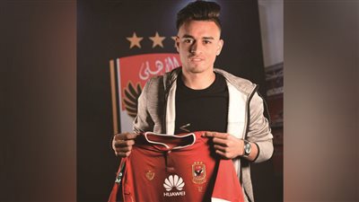 صلاح محسن بتيشيرت الأهلي