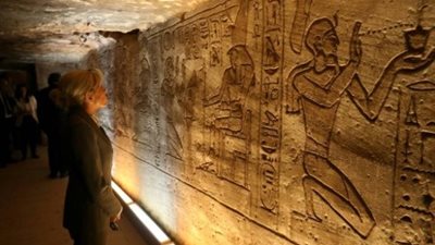 20 صورة ترصد انبهار الرئيس الفرنسي وقرينته بالحضارة المصرية