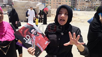 رغم صعوبة امتحان الفيزياء.. طالبة ثانوي ترفع بوسترا لمحمد صلاح في مطروح