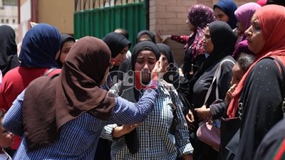 ردود افعال الطلاب بعد امتحان الفيزياء .. الطلاب: الأسئلة سهلة وفي مستوى الطالب المتوسط.. بكاء وانهيار بسبب صعوبة امتحان التاريخ اليوم.. وشكاوى من أخطاء ترجمة أسئلة الفيزياء بمدارس اللغات