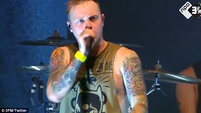 بالفيديو والصور.. مطرب يوقف حفله لمشاهدة شاب يتحرش بفتاة