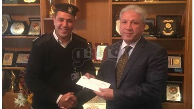 تكريم أمين الشرطة رفض رشوة مقابل تهريب مبلغ مالى خارج البلاد