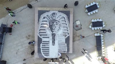 وكالة الأنباء الصينية تسلط الضوء على قناع توت عنخ آمون بأكواب القهوة