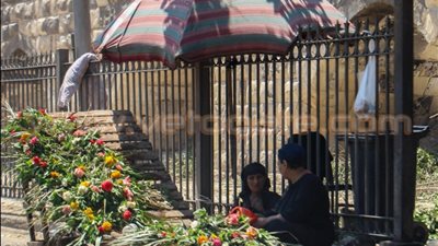 بالصور.. «ورد ودموع» على مقابر الأحباب في أول أيام العيد